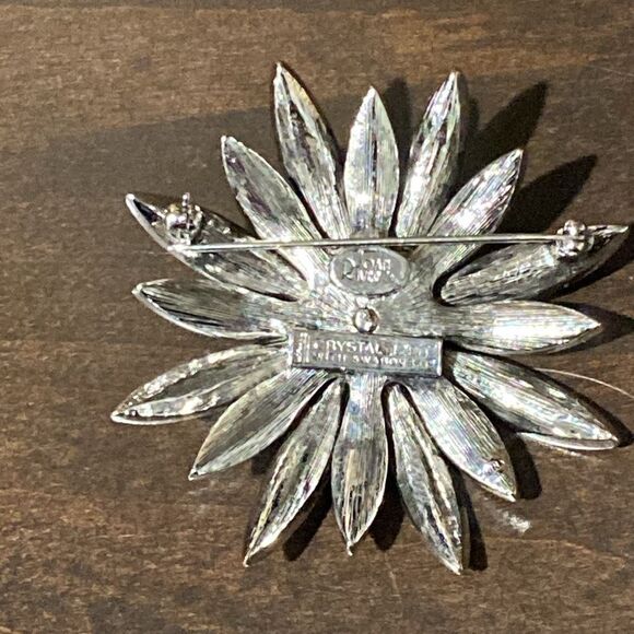 Joan Rivers Sparkling Faceted Swarovski Crystal Flower Boutonniere Brooch - Picture 2 of 4